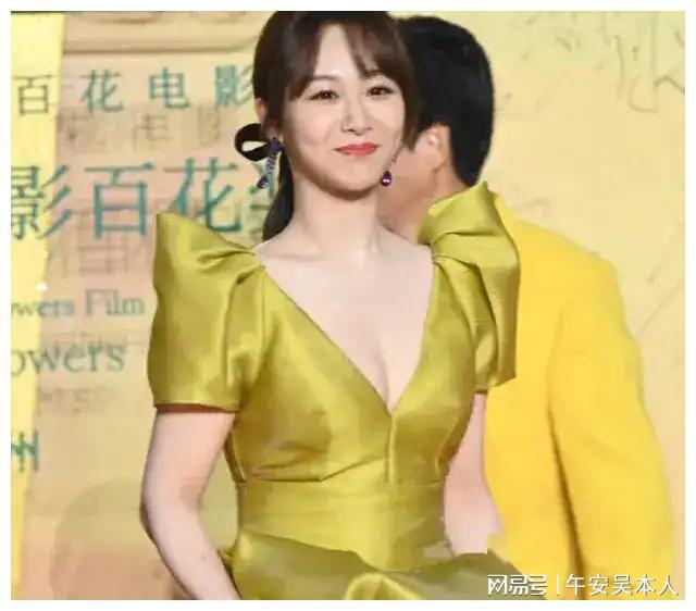小家碧玉的美！备受瞩目的女演员爱游戏32岁的杨紫是俏皮的美(图1)
