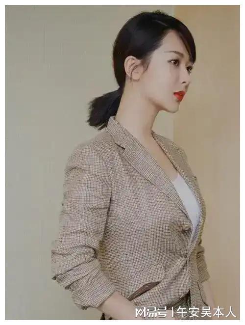 小家碧玉的美！备受瞩目的女演员爱游戏32岁的杨紫是俏皮的美(图8)