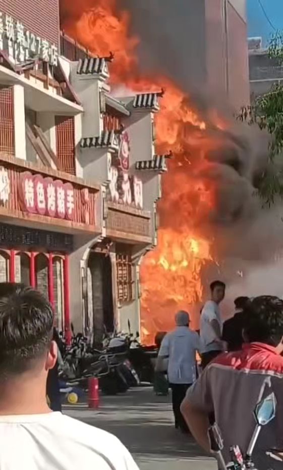 伤已送医当地应急管理局：已成立调查组爱游戏ayx吉林一餐馆突发火灾有人受(图3)