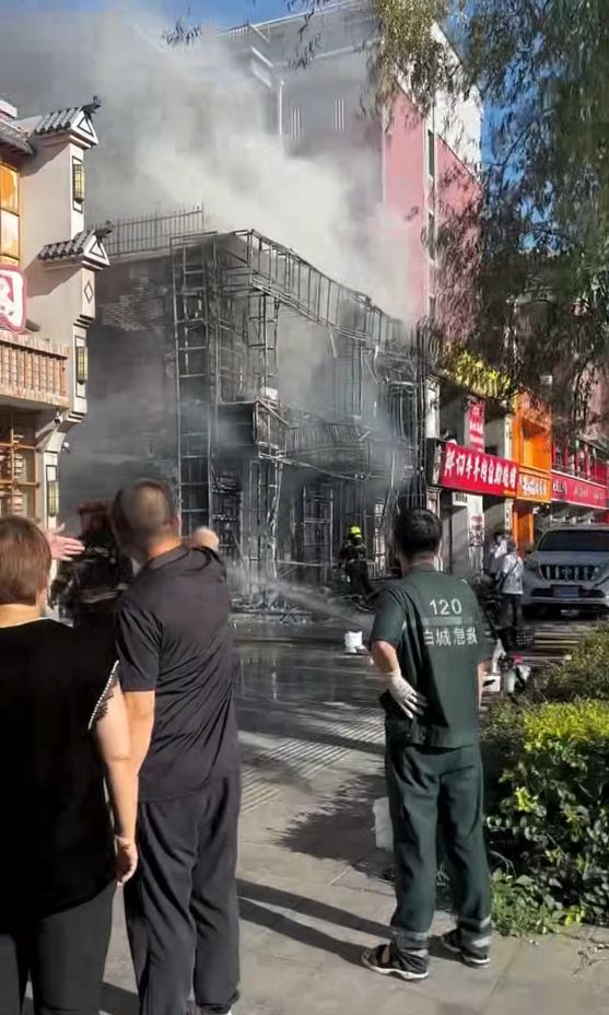 伤已送医当地应急管理局：已成立调查组爱游戏ayx吉林一餐馆突发火灾有人受(图2)